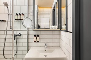 Dusche, kostenlose Toilettenartikel, Haartrockner, Handtücher