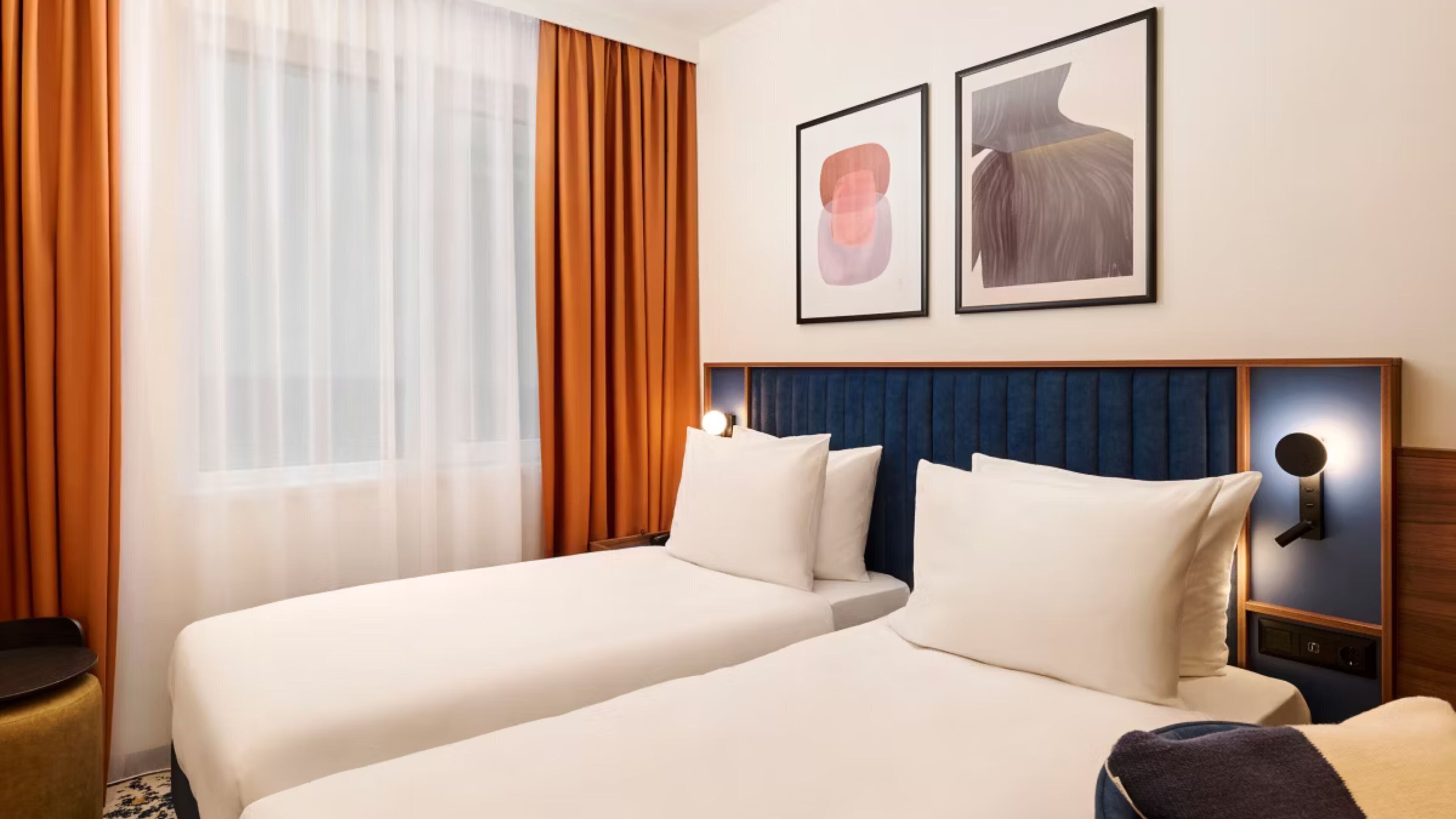 Room, 2 Katil Bujang (Single) (Cosy) | Peti besi dalam bilik, meja, ruang kerja komputer riba 