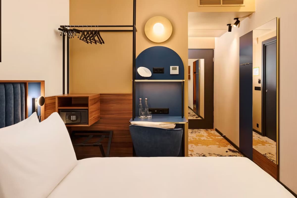 Room (Cosy) | In-room safe, desk, laptop workspace, blackout drapes