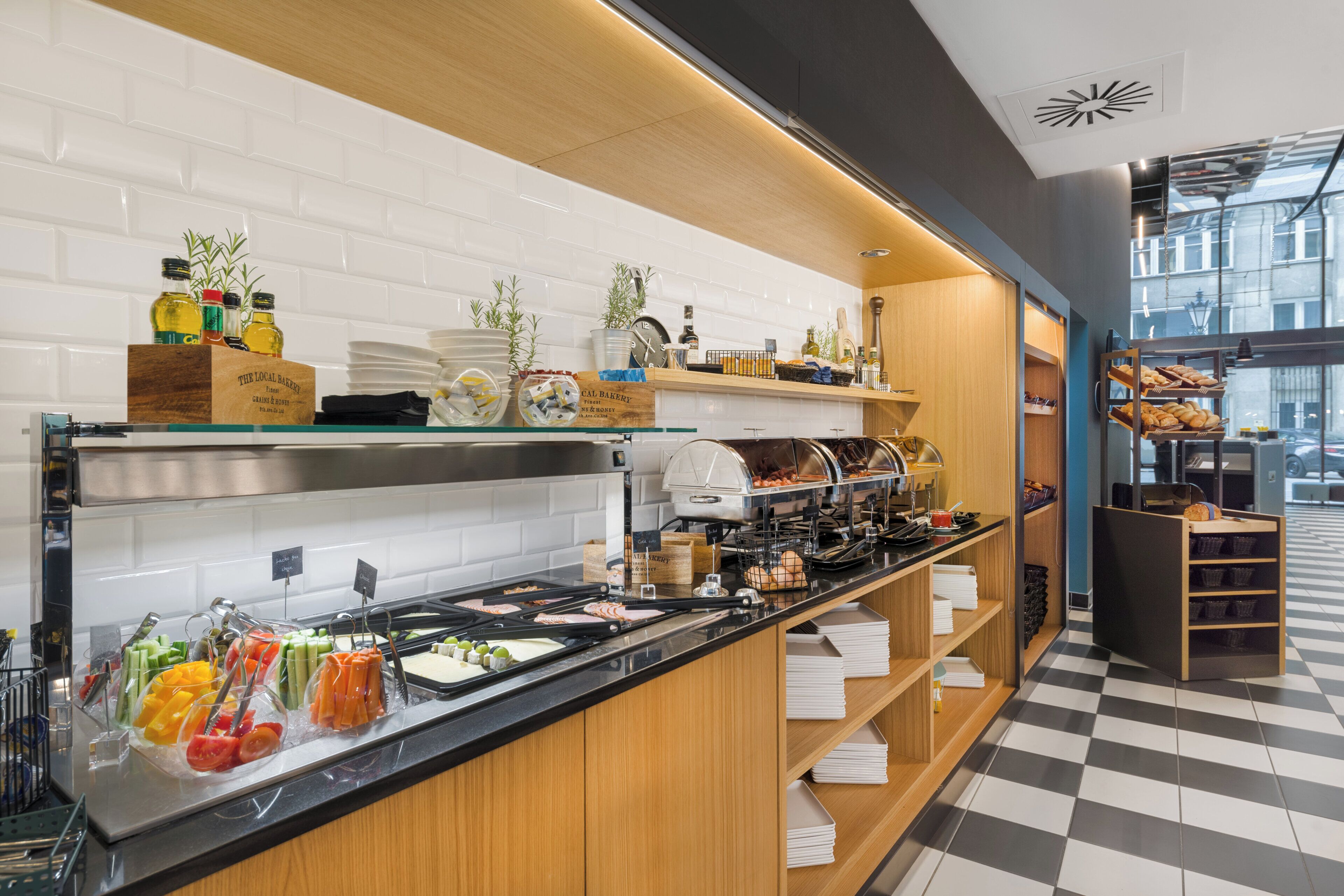 Una cocina moderna con un sistema de buffet, que incluye una variedad de alimentos y condimentos.