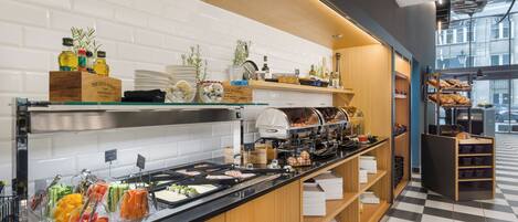 Una cocina moderna con un sistema de buffet, que incluye una variedad de alimentos y condimentos.