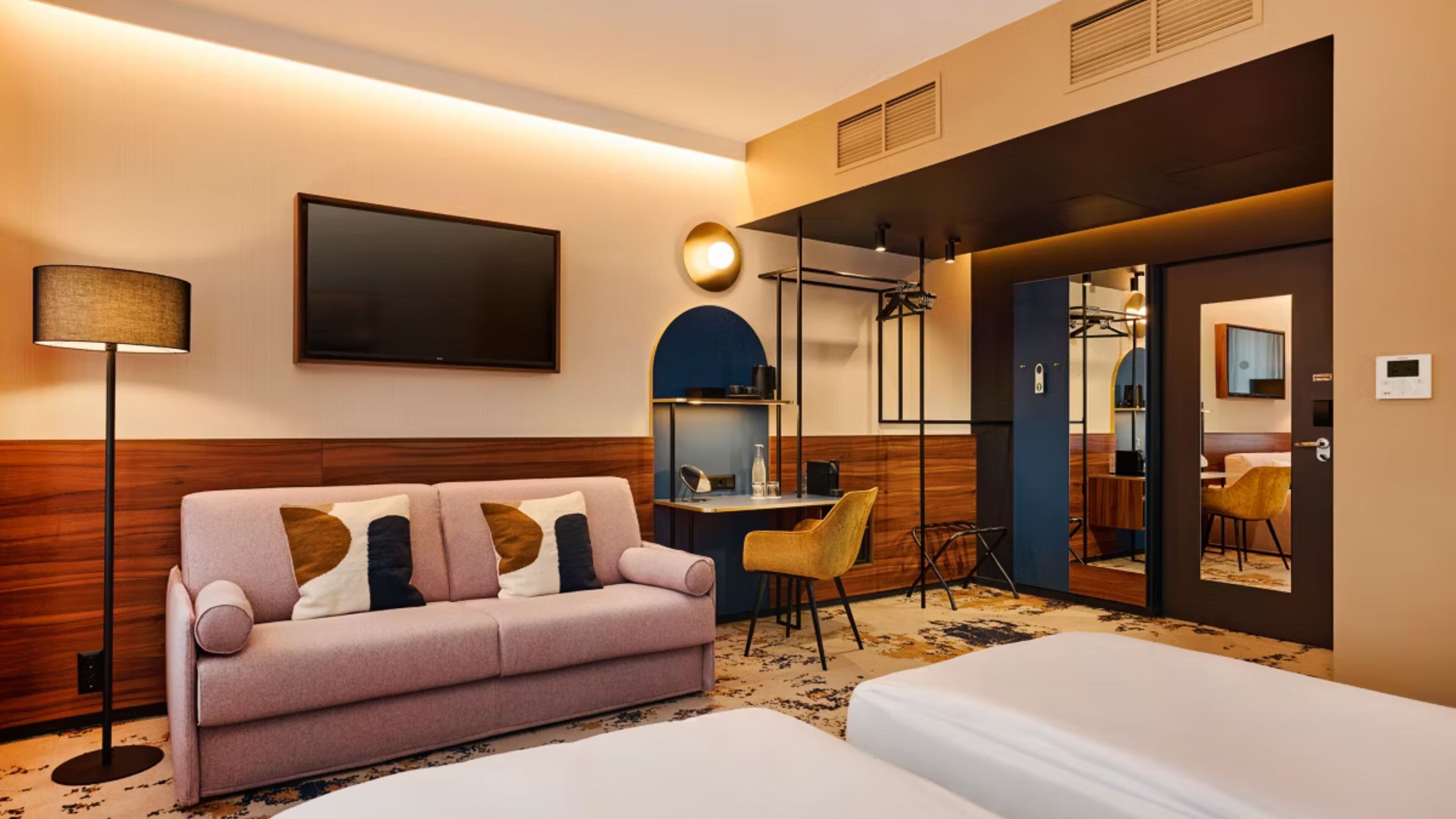 Premium Room, 1 Katil Raja (King) | Peti besi dalam bilik, meja, ruang kerja komputer riba 