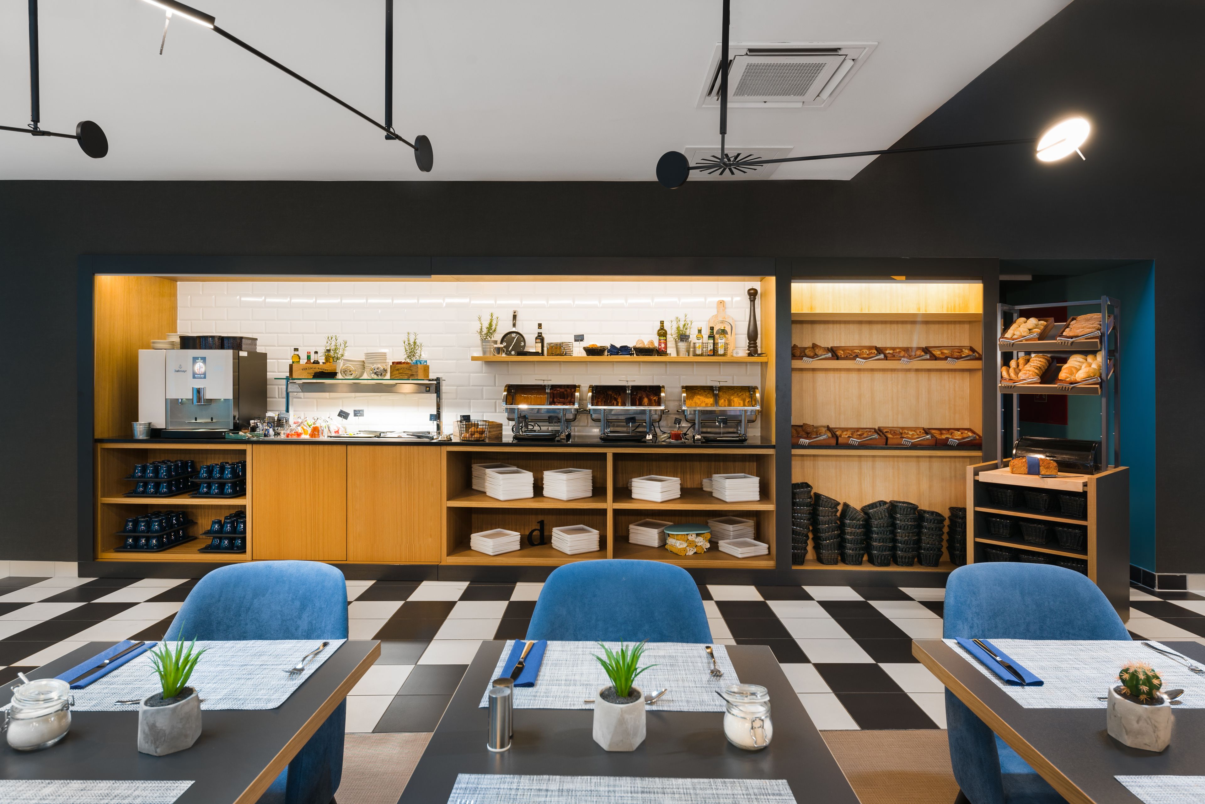 Desayuno buffet diario (EUR 15 por persona)