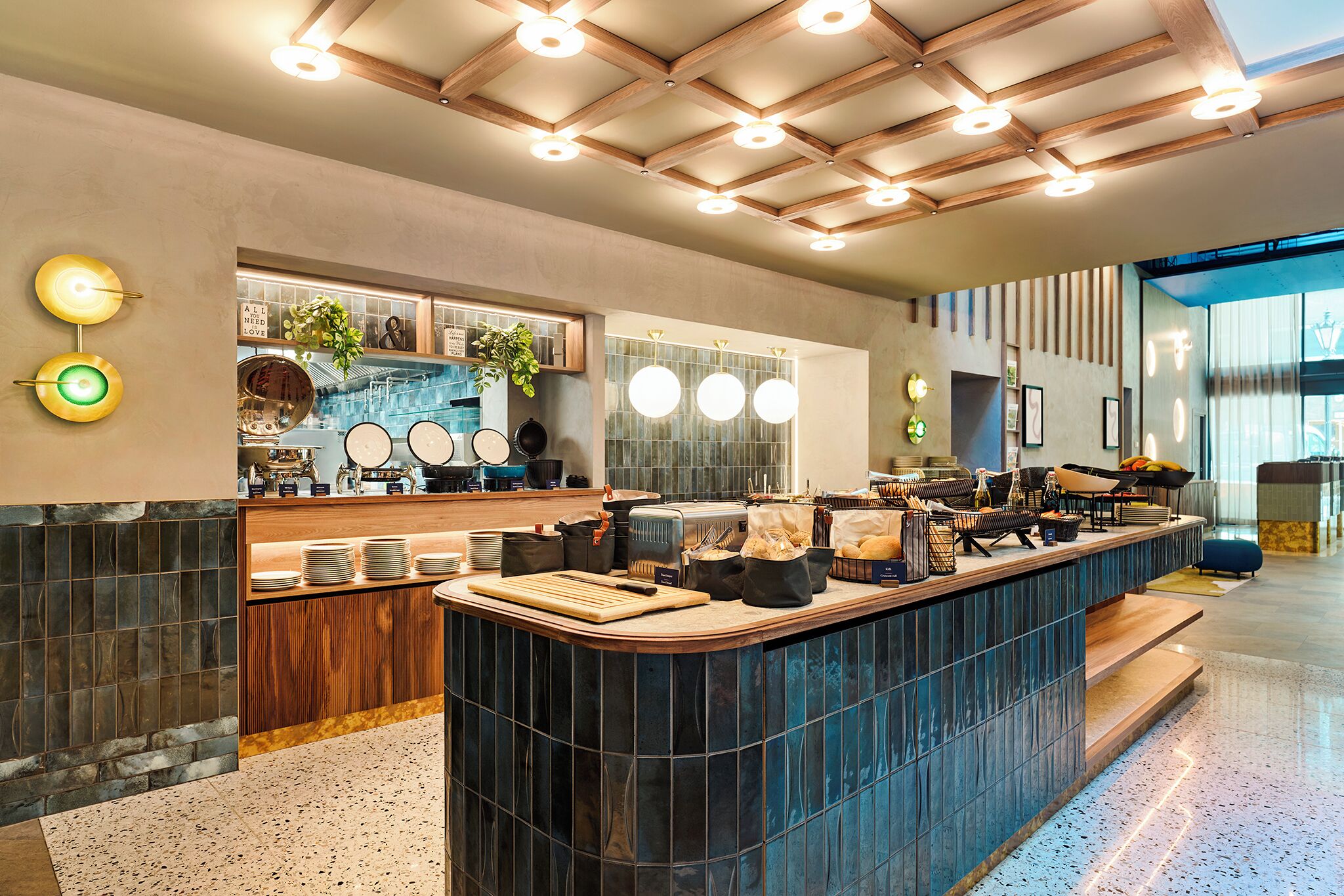 Tägliches Frühstücksbuffet (15 EUR pro Person)