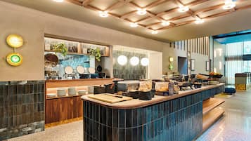 Tägliches Frühstücksbuffet (15 EUR pro Person)