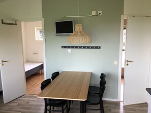 2 soverom, barnesenger (inkludert) og wi-fi (inkludert)