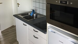 Kaffetrakter/tekoker, kjøleskap, mikrobølgeovn og kokeplater
