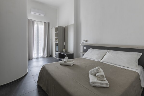 Minibar, in-room safe, desk, cots/infant beds - B&B Vittoria (Gallipoli)