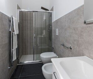 Superior Triple Room, 1 Bedroom | Bathroom | Shower, free toiletries, bidet, towels - B&B Vittoria (Gallipoli)