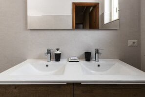 Camera tripla | Bagno | Doccia, set di cortesia gratuito, bidet, asciugamani
