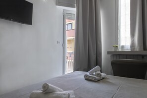 Minibar, caja de seguridad en la habitación, escritorio y cunas 
