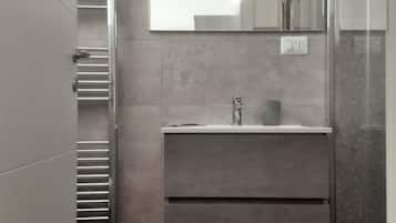 Superior Single Room, 1 Bedroom | Bathroom | Shower, free toiletries, bidet, towels