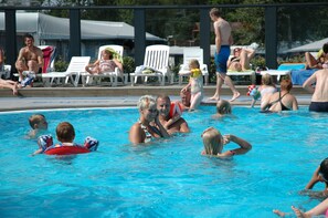 2 Außenpools, geöffnet von 10:00 Uhr bis 20:00 Uhr, Liegestühle