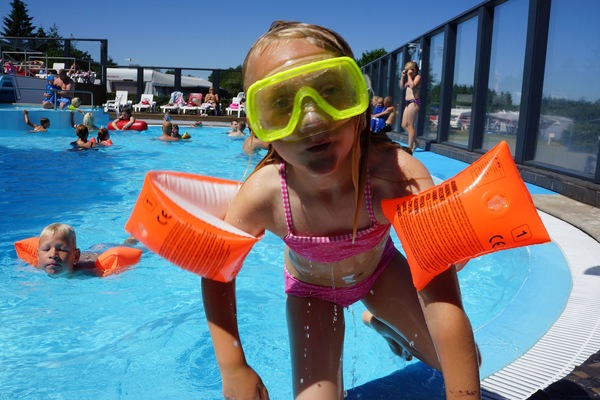 2 udendørs pools, åben fra kl. 10.00 til kl. 20.00, liggestole