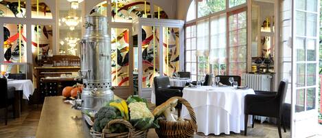 Serveert lunch en diner, lokale gerechten