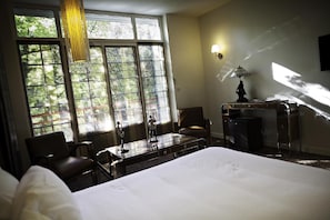 Minibar, individually decorated, individually furnished, desk - Logis La Belle Meuniere (Royat)