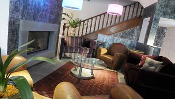 Coin salon dans le hall