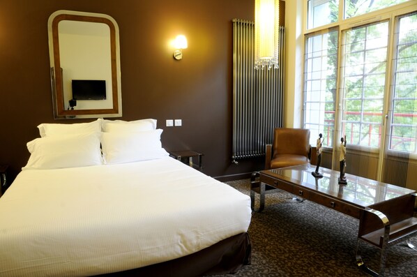 ห้องพรีเมียมดับเบิล, เตียงควีนไซส์ 1 เตียง, ปลอดบุหรี่, วิวแม่น้ำ | มินิบาร์, ห้องพักตกแต่งอย่างมีเอกลักษณ์, ตกแต่งพิเศษโดยเฉพาะ, โต๊ะทำงาน