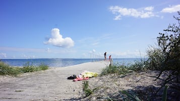 På stranden