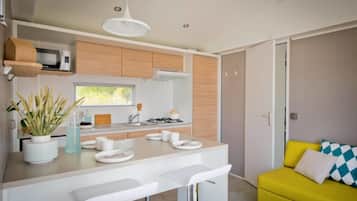 Premium Mobile Home | Living area | Flat-screen TV, table tennis