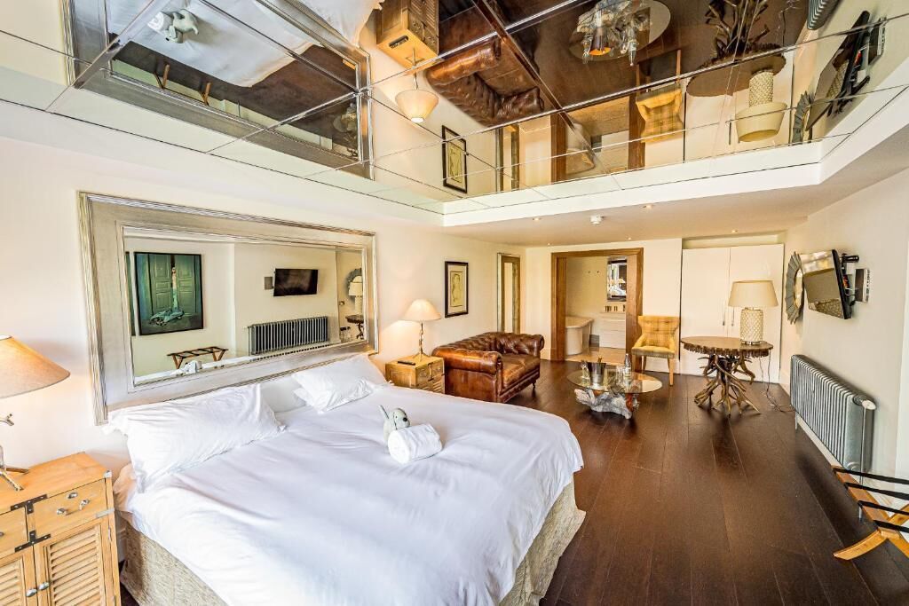 Frette Italian sheets, premium bedding, desk, blackout drapes