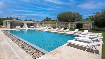 Outdoor pool, pool umbrellas, sun loungers