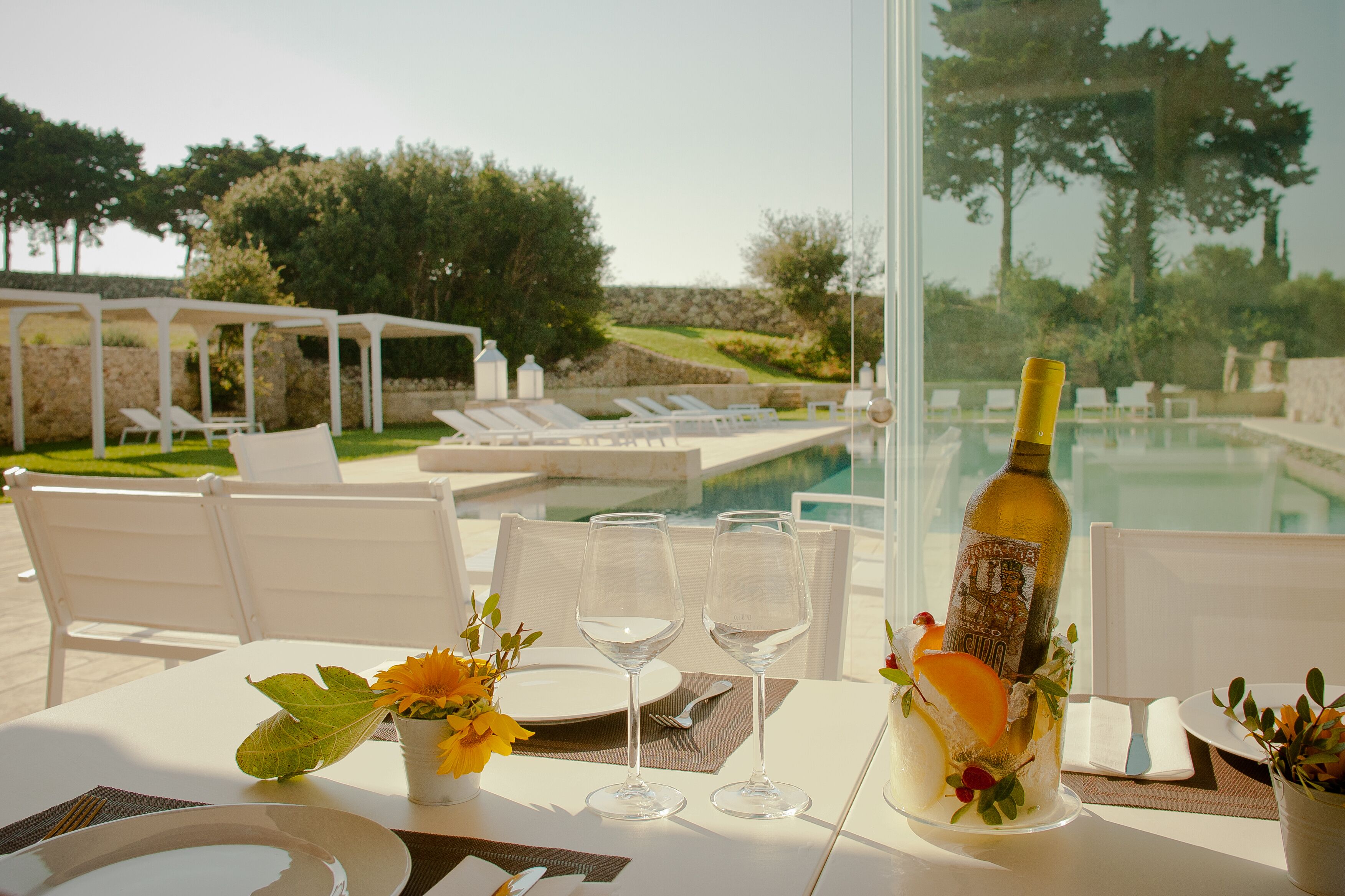 Petit déjeuner, déjeuner et dîner servis sur place, vue sur la piscine