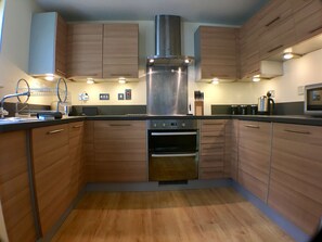 아파트, 침실 2개, 1층 | 전용 주방 | 대용량 냉장고, 전자레인지, 오븐, 쿡탑