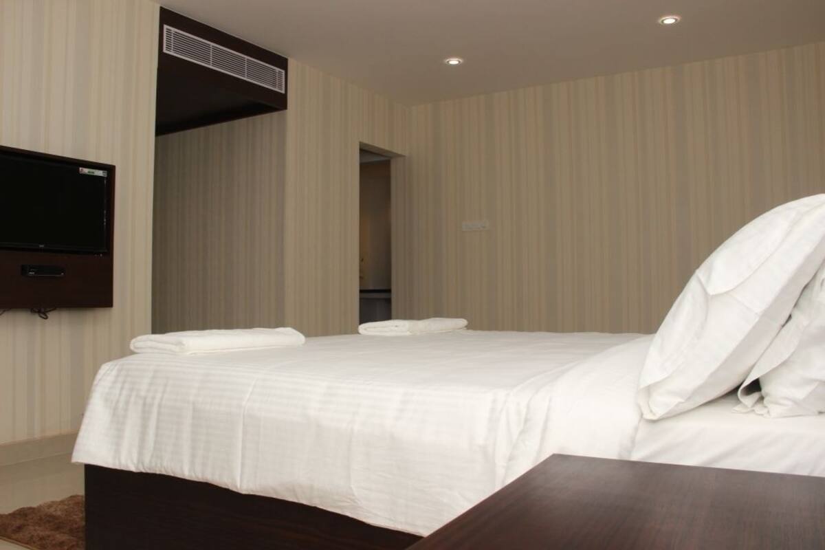 Deluxe Room | Premium bedding, in-room safe, desk, iron/ironing board