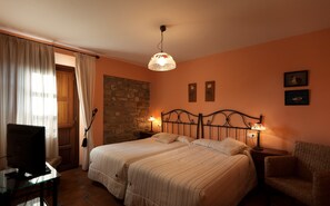 Double Room (La Xana) | 6 bedrooms, desk, blackout curtains, iron/ironing board - La Casona de Quintes (Villaviciosa)