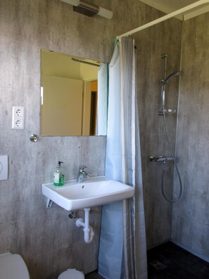 Shower, free toiletries, hair dryer, towels - Rauðaberg II (Höfn)