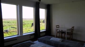 Habitación con 1 cama matrimonial o 2 individuales, baño compartido, vista a la montaña | Ropa de cama hipoalergénica, cortinas blackout y insonorización