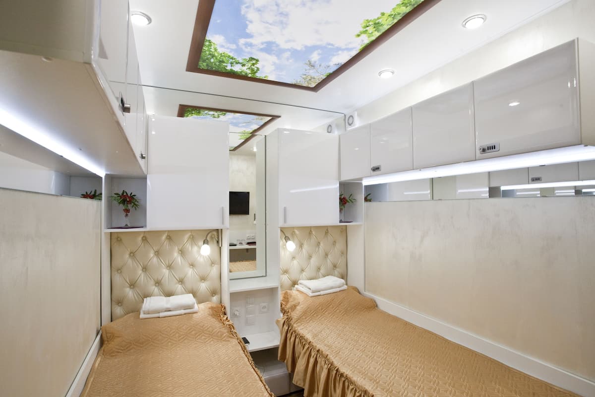 Habitación estándar con 2 camas individuales, sin ventanas | Caja de seguridad en la habitación y escritorio