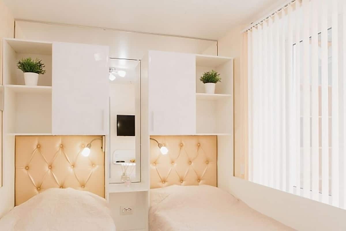 Habitación superior con 2 camas individuales, balcón | Caja de seguridad en la habitación y escritorio
