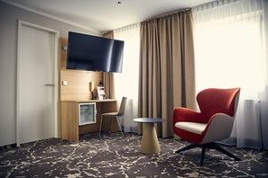 Tremannsrom – deluxe | Safe på rommet, skrivebord, blendingsgardiner og lydisolert