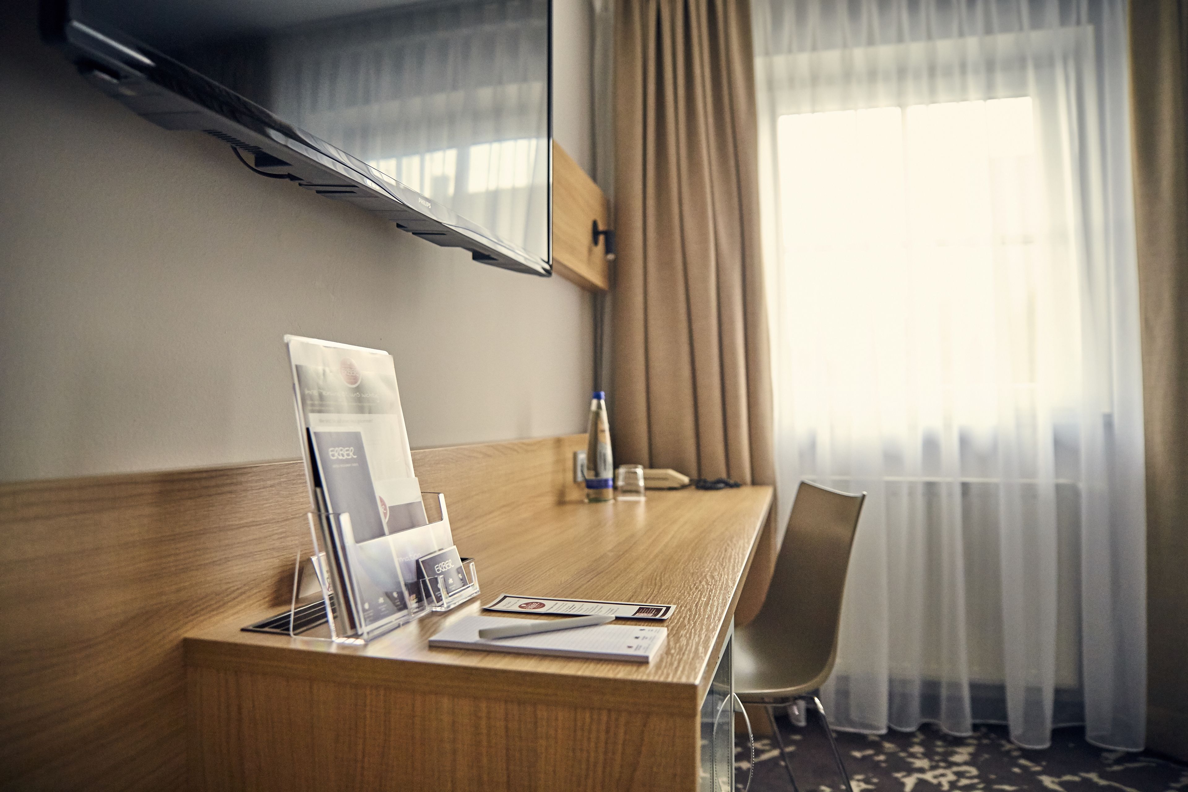 Két bảo mật tại phòng, bàn, màn/rèm cản sáng, phòng cách âm 