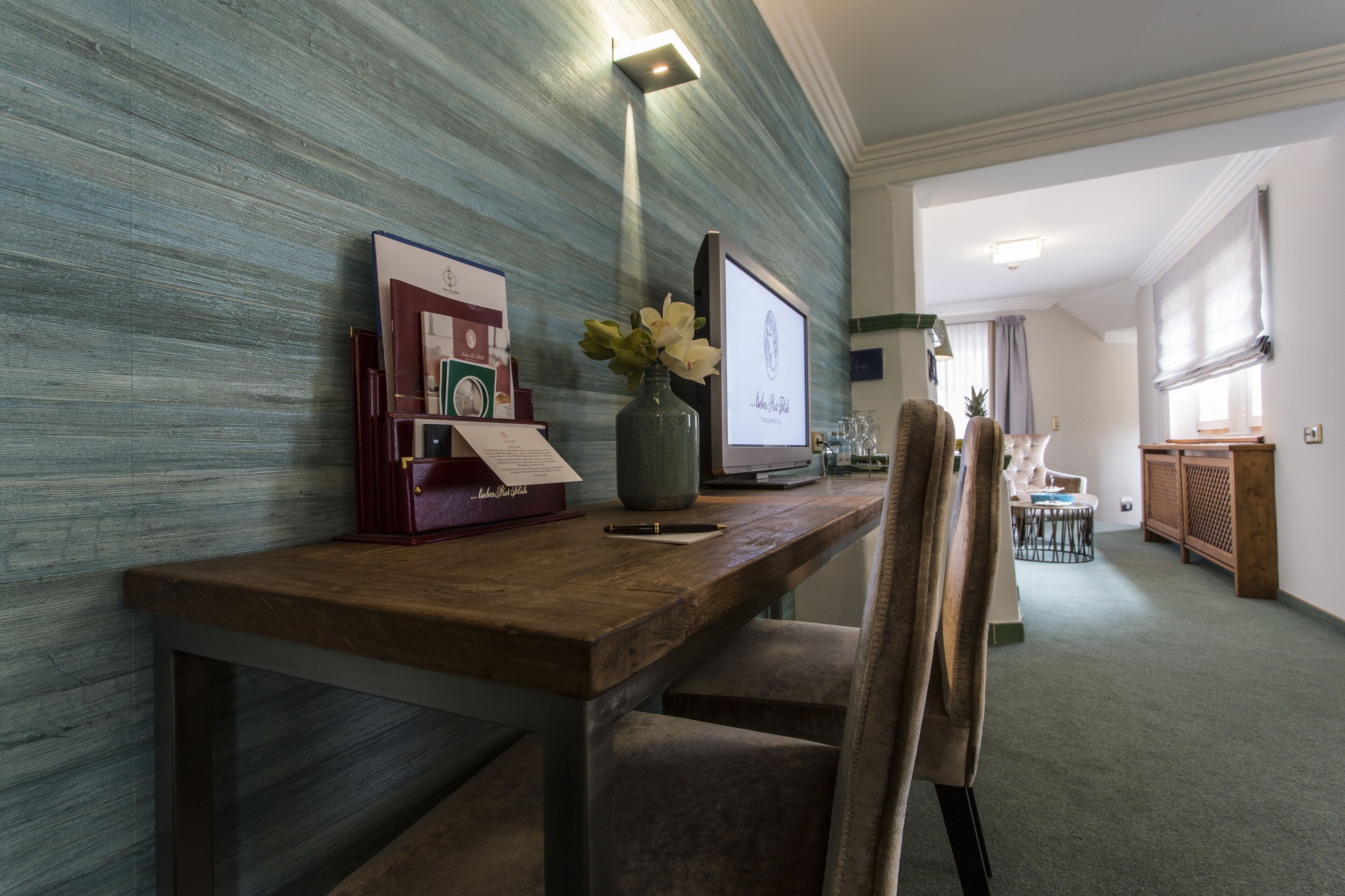 basic suite, 1 bedroom, non smoking, mountain view | 1 bedroom, hypo-allergenic bedding, tempur-pedic beds, in-room safe