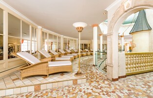 Behandelingskamers voor koppels, een sauna, een bubbelbad, een stoombad