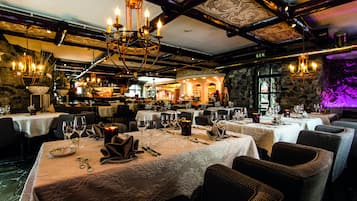 3 restaurants servant le déjeuner et le dßner, plats Cuisine régionale