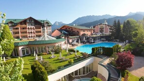 Un complexe hôtelier doté d’une piscine, de plusieurs bâtiments et situé dans un cadre montagneux.