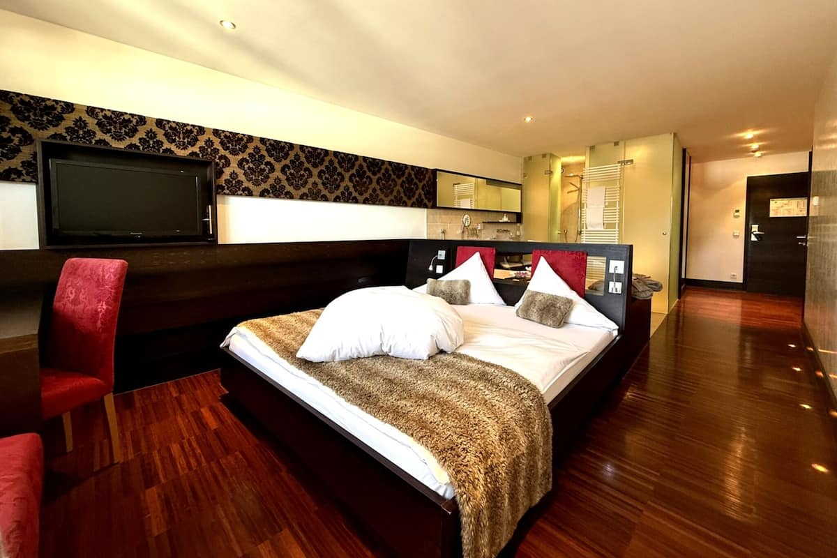 Premium Double Room, 1 Bedroom, Non Smoking, Lakeside | Hypo-allergenic bedding, Tempur-Pedic beds, in-room safe