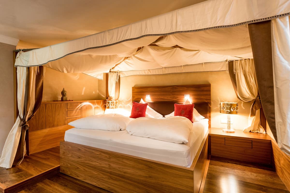 grand suite, 1 bedroom, hot tub, poolside | 1 bedroom, hypo-allergenic bedding, tempur-pedic beds, in-room safe