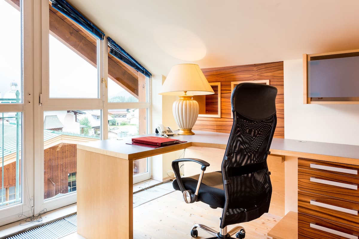 basic suite, 1 bedroom, non smoking, mountain view | 1 bedroom, hypo-allergenic bedding, tempur-pedic beds, in-room safe