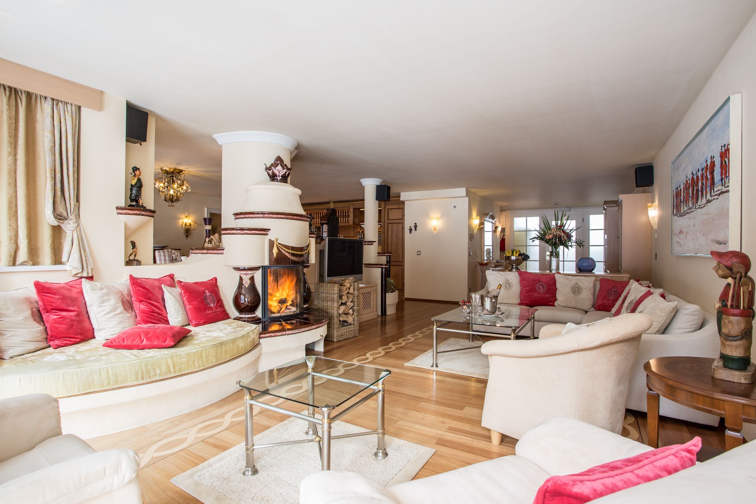 family penthouse, 1 bedroom, hot tub, poolside | living area | 55-inch tv with cable channels