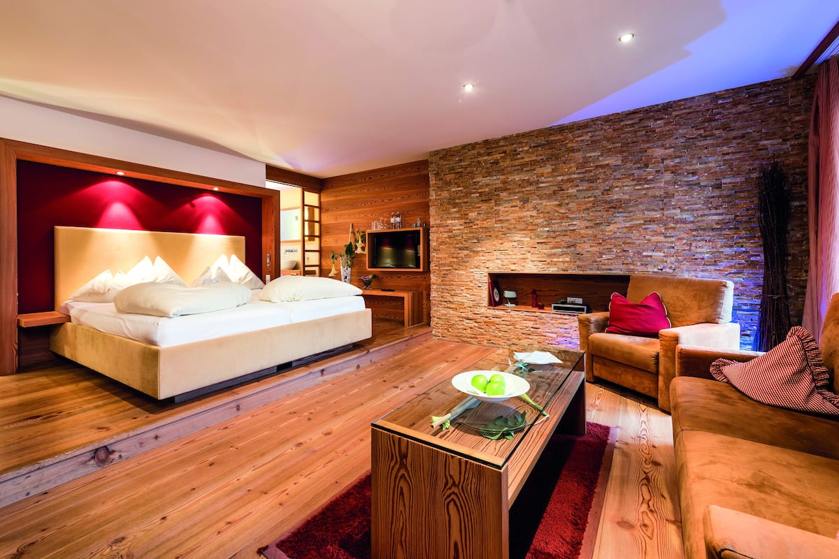 premium suite, 1 bedroom, non smoking, garden area | 1 bedroom, hypo-allergenic bedding, tempur-pedic beds, in-room safe