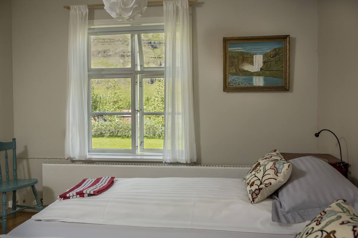Blackout curtains, free WiFi, bed sheets