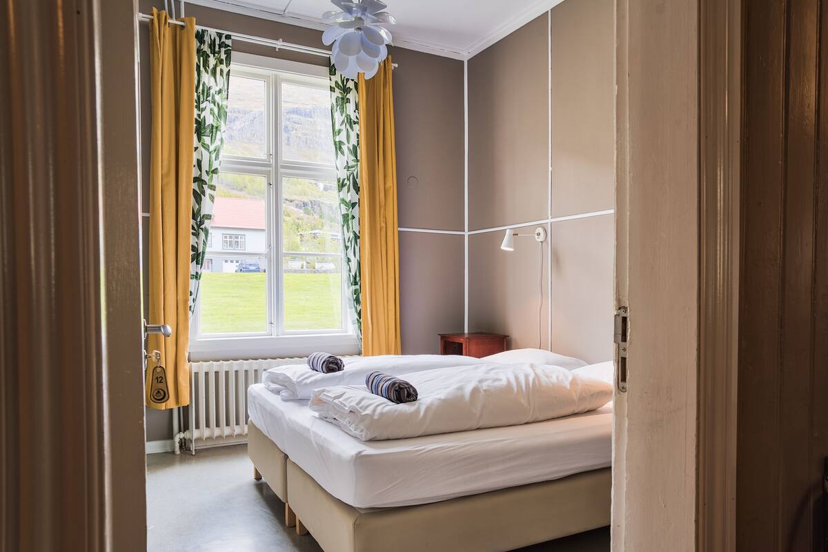 Blackout curtains, free WiFi, bed sheets
