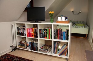 Family Room, Shared Bathroom | Desk, free cribs/infant beds, rollaway beds, free WiFi