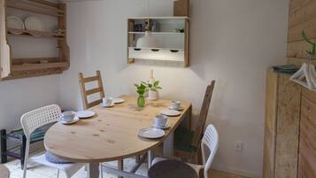 Ferienhütte | Essbereich im Zimmer