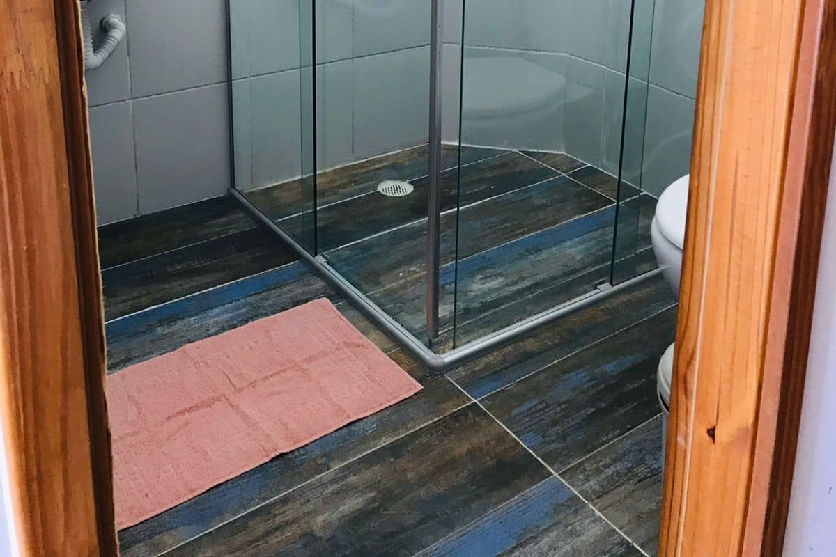 Shower, free toiletries, towels